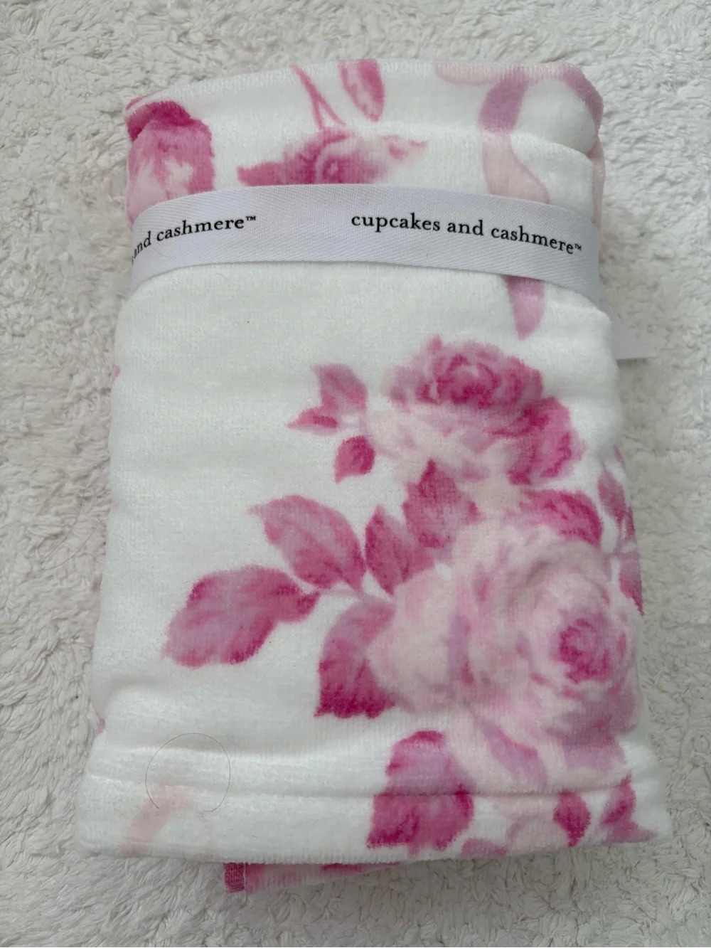 Cupcakes & Cashmere hand towels ~ set of 2! 🌸🎀